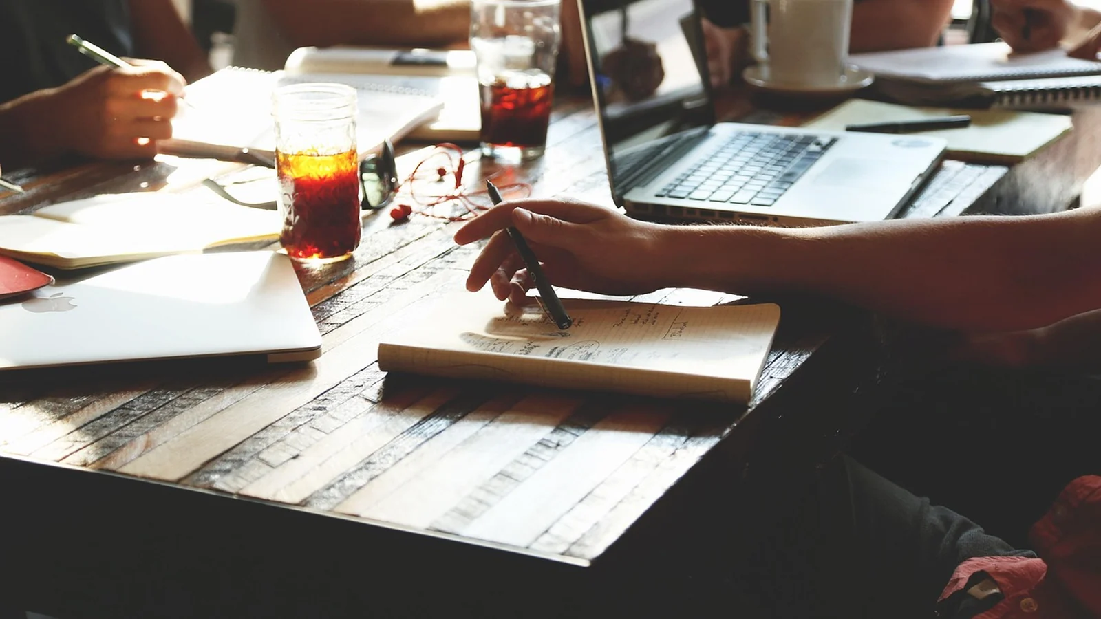 Workflow d’automatisation connecté pour comparer n8n Make et Zapier en 2026