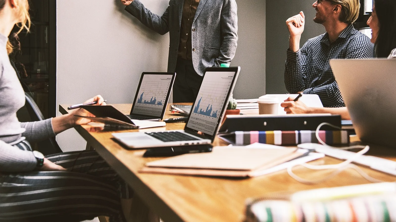 Équipe travaillant sur un processus d’automatisation classique en entreprise