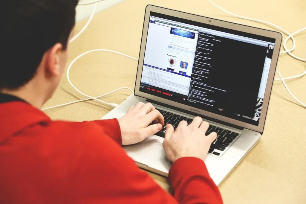 Session de développement sur ordinateur portable avec terminal et code pour Claude Code
