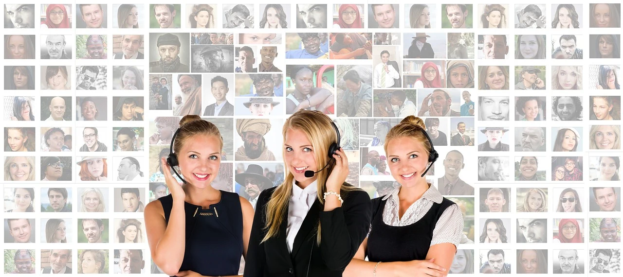 Équipe de support client avec casque pour traiter des demandes avec une automatisation IA